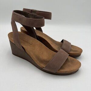 Lucky Brand Kanoa leather strap wedge sandals. Woman's size 7.5 tan taupe